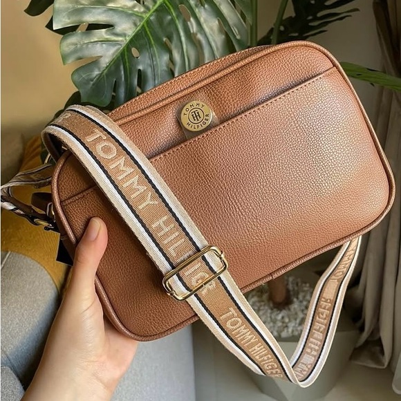 Tommy Hilfiger Camera Crossbody. color luggage - Picture 1 of 4